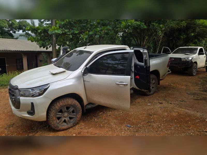 Tras el enfrentamiento, los sospechosos huyeron del lugar y dejaron abandonados los dos vehículos en la zona.