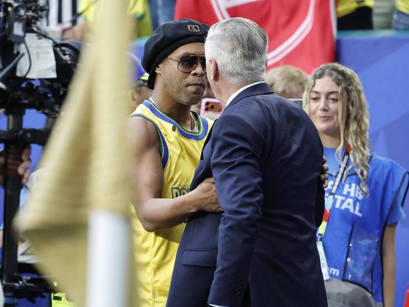 El exfutbolista Ronaldinho saluda al seleccionador de Brasil Carlo Ancelotti en el partido del grupo C del Mundial de la FIFA 2026 entre Escocia y Brasil.
