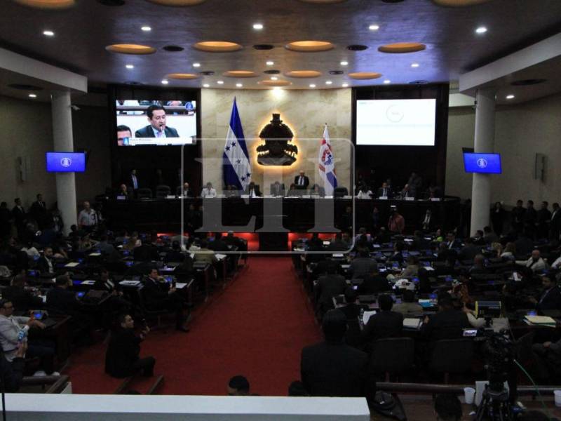 El Congreso Nacional recibió el informe final de la Comisión Especial de Juicio Político que recomienda destituciones y reformas en órganos electorales.