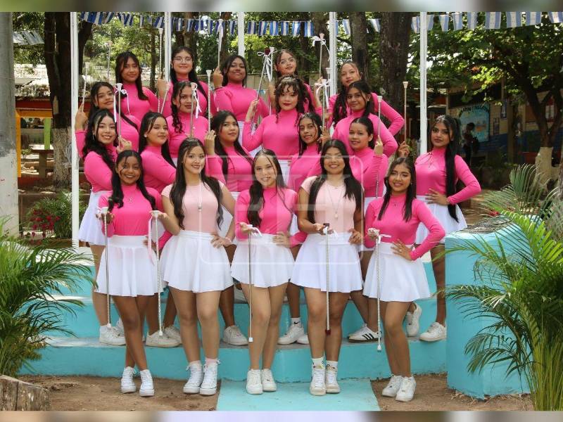 Las palillonas del Instituto Tecnológico de Administración de Empresas (INTAE) se preparan para llevar su energía y coordinación a las calles de Tegucigalpa durante los desfiles patrios del próximo 15 de septiembre.