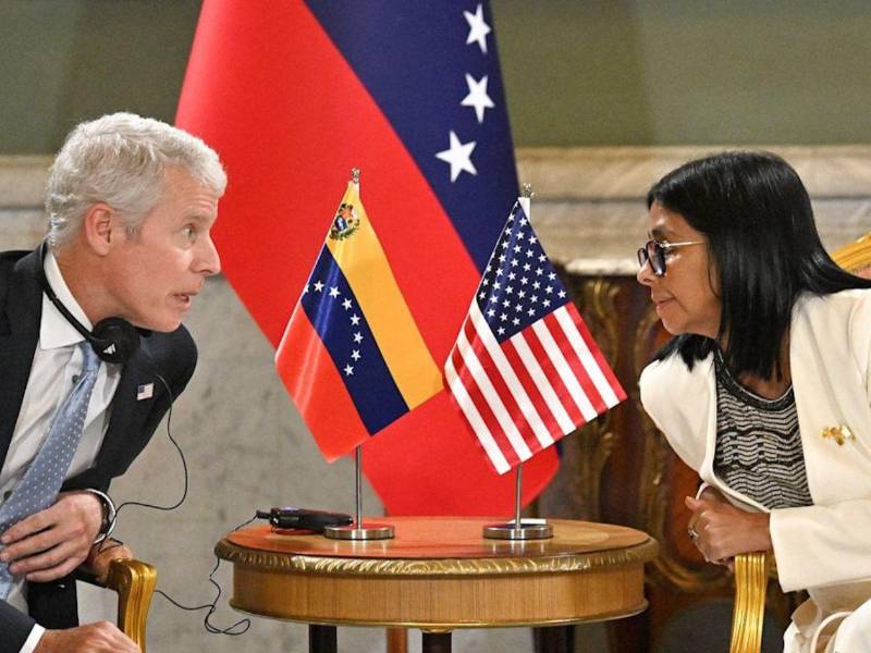 Economía. En presencia del secretario de Energía de EE UU, Chris Wright, y la presidenta de Venezuela, Delcy Rodríguez, Venezuela firmó ayer acuerdos petroleros con la empresa estadounidense Chevron y la italiana Eni Rodríguez.