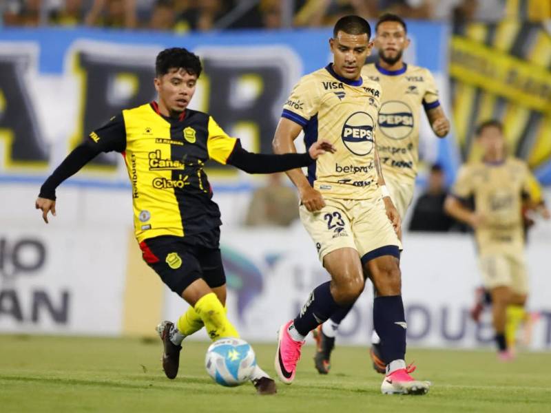 Roberto Osorto está en el medio del campo del Real España ante el Motagua.