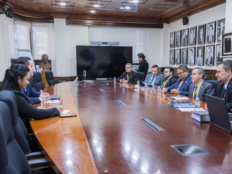 El rector Odir Fernández se reunió con el ministro de Finanzas, Emilio Hércules, para concretar el pago de 719 millones de lempiras pendientes a la UNAH correspondientes al 6% del presupuesto de 2025.