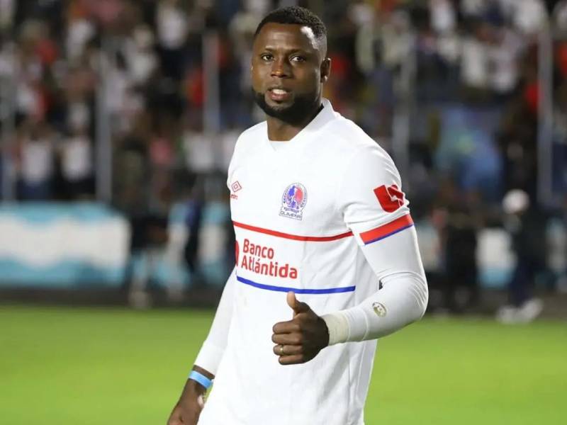 Yustin Arboleda encajó una nueva copa vistiendo la camisa del Olimpia.