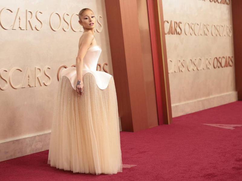 Diseñadores como Balenciaga, Schiaparelli y Valentino han apostado por vestidos con capas y faldas XXL.