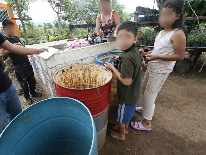 Mariela y su familia deben almacenar el agua que consiguen para enfrentar los períodos sin suministro en la colonia José Trinidad Cabañas. Cada recipiente forma parte de la reserva para las necesidades del hogar.