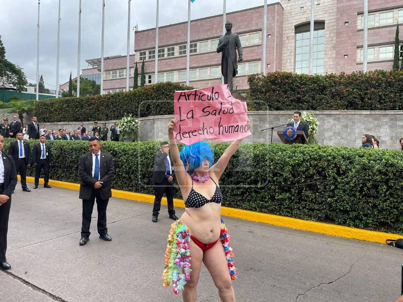 La hondureña Floridalia Aguilar llegó a protestar en pleno acto protocolario por la independencia patria muy a su estilo. Este y muchos hechos más destacan entre las curiosidades de este 15 de septiembre.