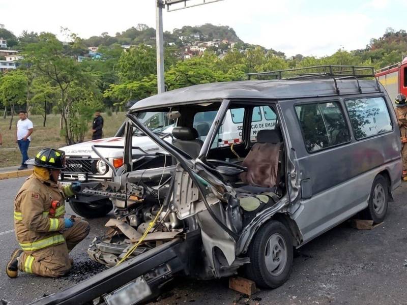 Fuerte impacto entre un autobús escolar y un vehículo particular deja dos personas heridas.