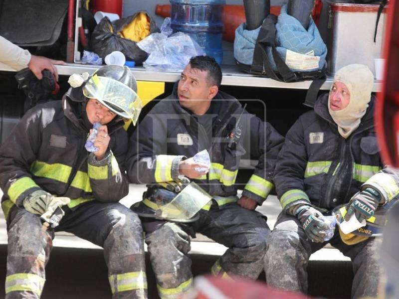 Un voraz incendio se desató este lunes cuando ua volqueta antes de volcarse y prenderse fuego arrasó a su paso con un negocio, derribó paredes y soterró a varias personas en la salida a oriente. La tragedia en Villa Nueva segó la vida de al menos cinco personas y dejó unos 10 heridos, entre los escombros destaca la labor realizada por cuerpos de socorro que acudieron a atender la emergencia.