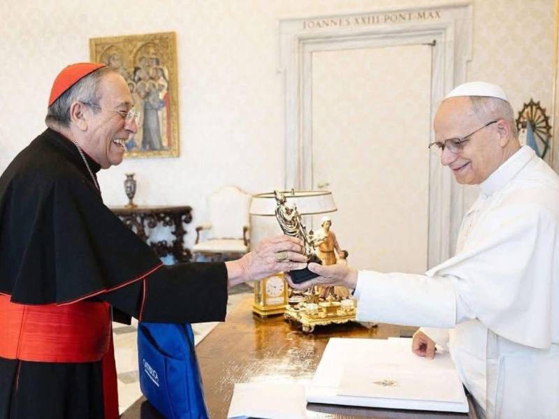 Cardenal hondureño se reúne con el papa León XIV y le entrega premio de música católica.