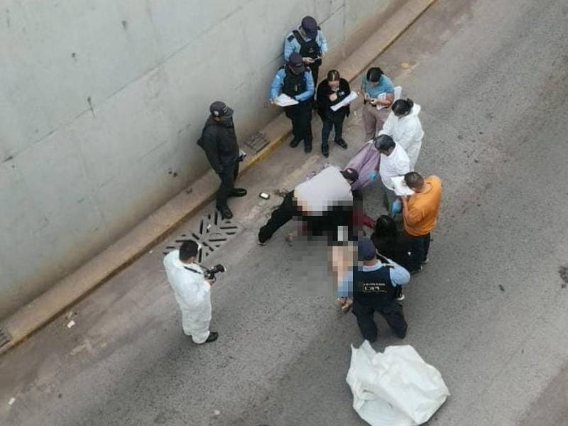 Un miembro de la comunidad LGBTQ+ era la persona hallada muerta envuelta en sábanas en el túnel del retorno ubicado en la colonia El Carrizal de la capital. Aquí más detalles.