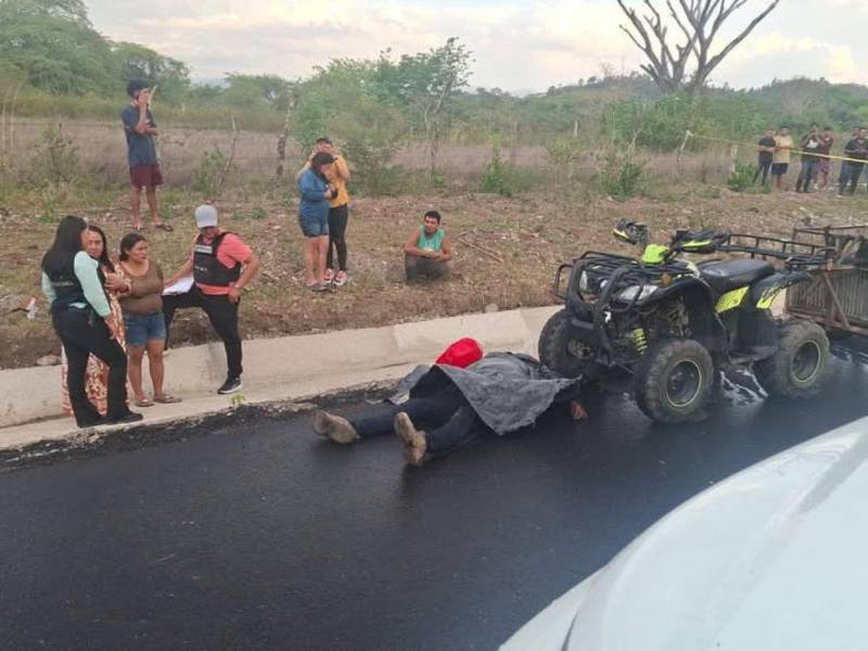 Los cuerpos quedaron tendidos en la orilla de la carretera.