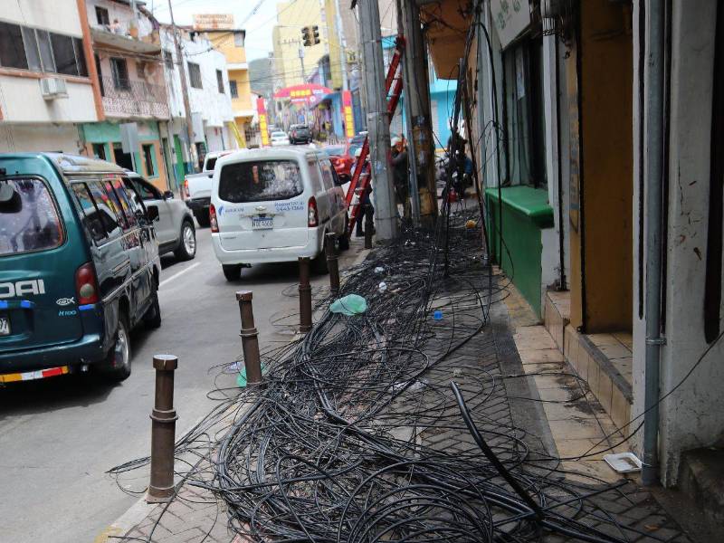 El retiro de estructuras aéreas es el inicio de la intervención que busca modernizar los servicios del centro histórico de Tegucigalpa.