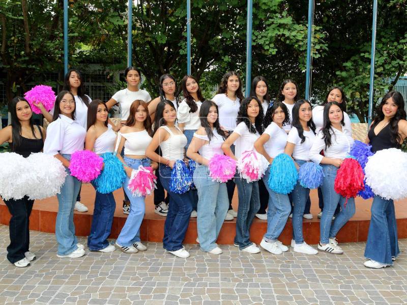 Las señoritas que conforman el cuadro de pomponeras del Instituto España Jesús Milla Selva.