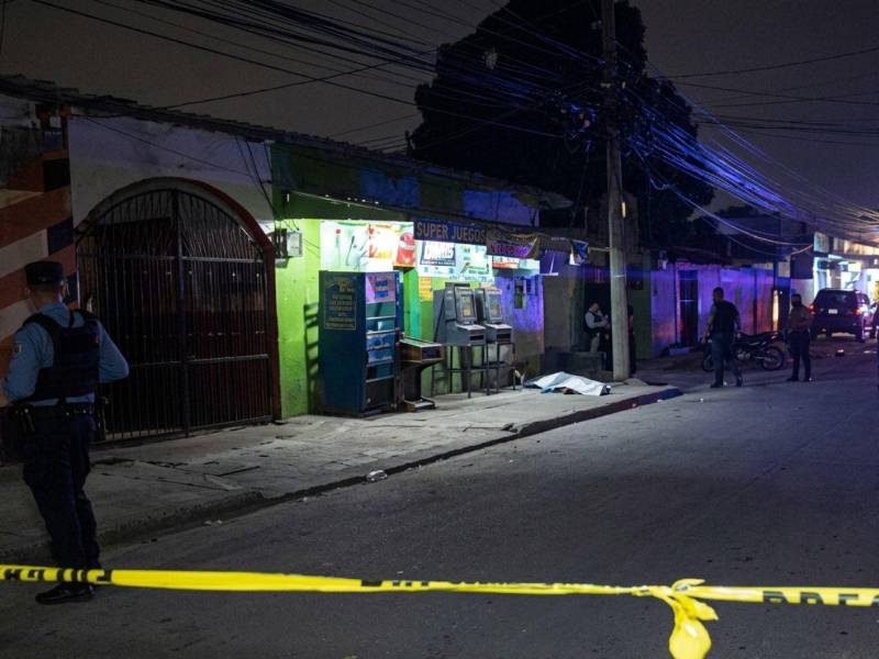 El cuerpo del joven quedó tendido sobre una acera frente a una pulpería.