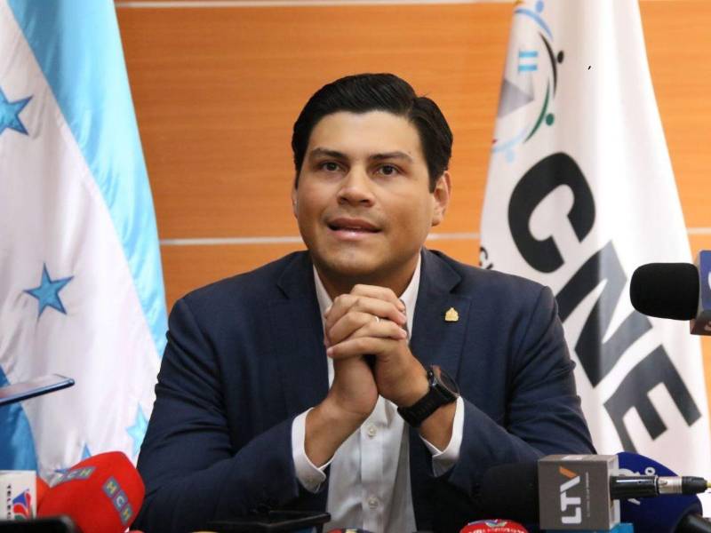 Mientras se ausentaba de los plenos, Ochoa sostenía en conferencias de prensa que no los integraría porque se buscaba imponer un TREP a la medida para cometer fraude contra Libre.