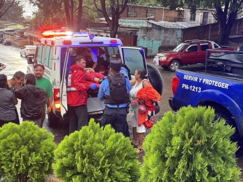 La menor recibió atención por parte de personal de la Cruz Roja Hondureña y posteriormente fue trasladada a un centro asistencial.