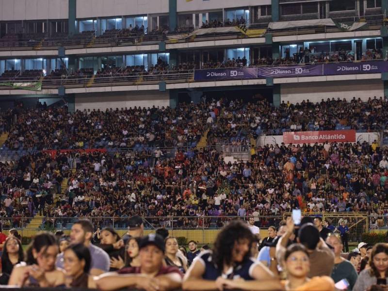 Los fanáticos que asistieron al Estadio Olímpico Metropolitano corearon los éxitos de sus artistas favoritos.