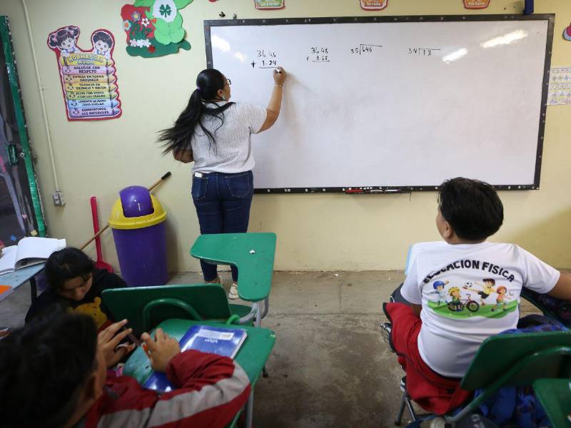 El informe sobre los factores asociados al rendimiento indica que no solo importa la presencia del docente en el aula, sino qué tan preparado está para enseñar.