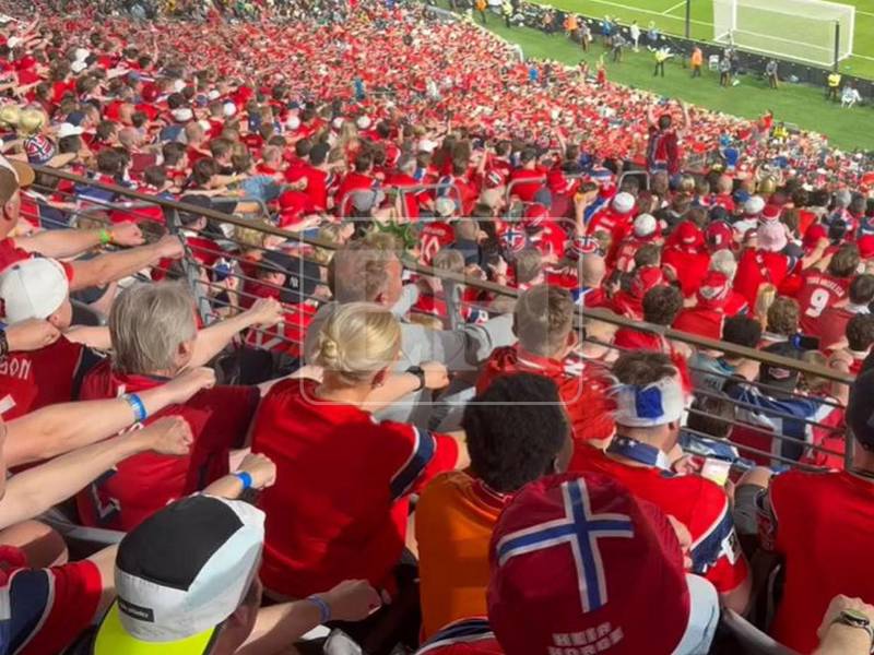 El ambiente en el estadio fue impulsado por los aficionados de la marea roja, cuyo característico gesto de remar en barcas vikingas fue replicado por los propios jugadores al finalizar el encuentro.