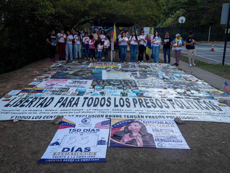 En vigilia permanente frente a distintos centros de detención del país, permanecen los familiares de los presos políticos en Venezuela.
