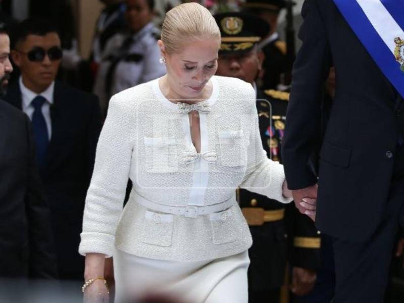Con un conjunto blanco, formal y elegante, así asistió este martes -27 de enero- la nueva primera dama de Honduras, Lissette del Cid de Asfura, a la toma de posesión de su esposo, ahora presidente de la República, Nasry Juan Asfura Zablah.