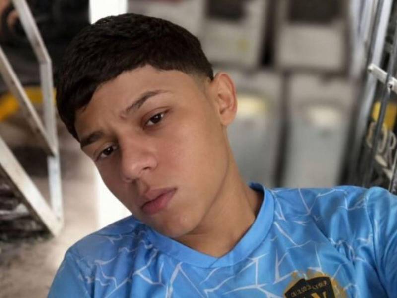 Dos hombres armados descendieron de un vehículo y dispararon en repetidas ocasiones contra un joven en plena vía pública de Bonito Oriental, Colón.