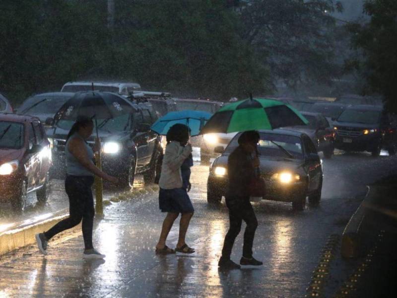 Los chubascos y lluvias se mantendrán durante el día y en horas de la noche, acompañados de ráfagas de viento frío.