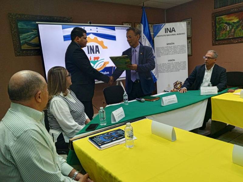 El ministro-director del Instituto Nacional Agrario (INA), Javier Talabera, entregó los títulos de propiedad a los directores regionales para ser transferidos a las personas e instituciones beneficiadas.