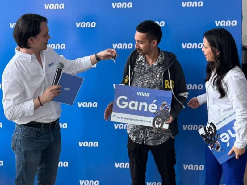 Vana premia a cinco clientes con la motopromo y reconoce el buen uso de los servicios financieros