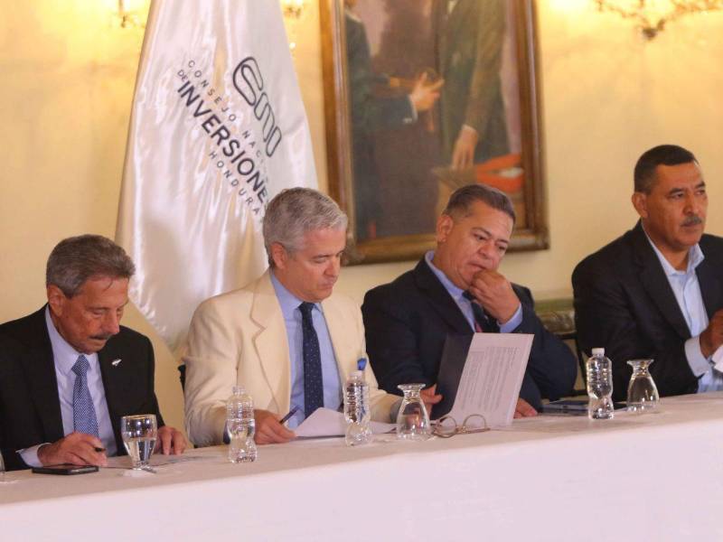 A la izquierda a derecha, el director del Consejo Nacional de Inversiones (CNI), Epaminondas Marinakys, el embajador de la Unión Europea, Gonzalo Fournier, y representantes de los productores.