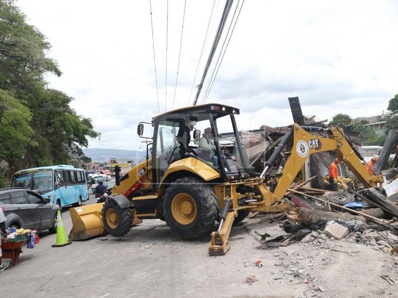 La remoción de escombros inició este martes en la zona donde ayer ocho personas murieron al ser impactadas por una volqueta a alta velocidad que perdió los frenos y se volcó sobre varios locales.