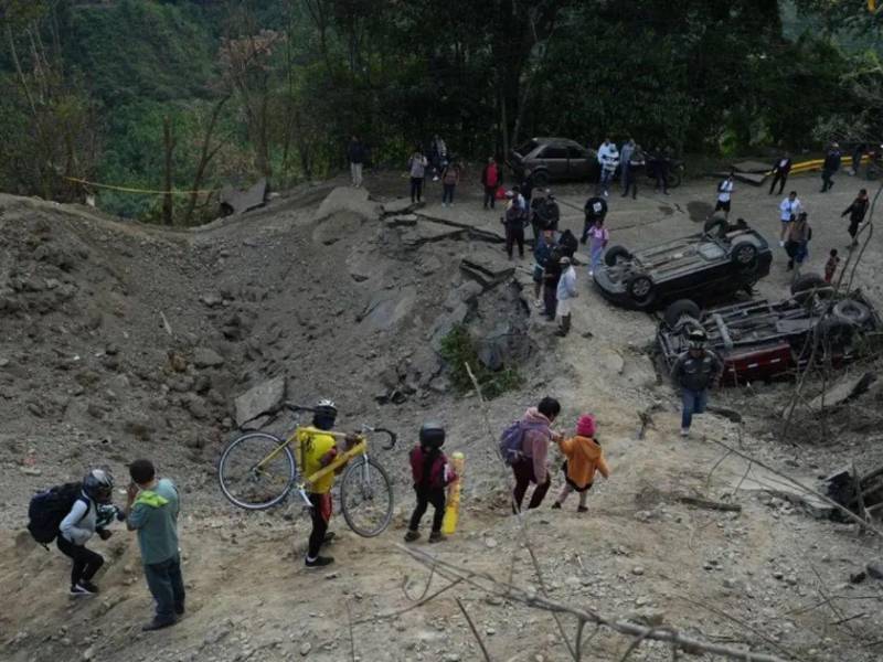 Las autoridades colombianas atribuyen este ataque a Jaime Martínez, dirigida por Iván Arredondo, alias Marlon, por quien ofrecen una recompensa de hasta 5,000 millones de pesos