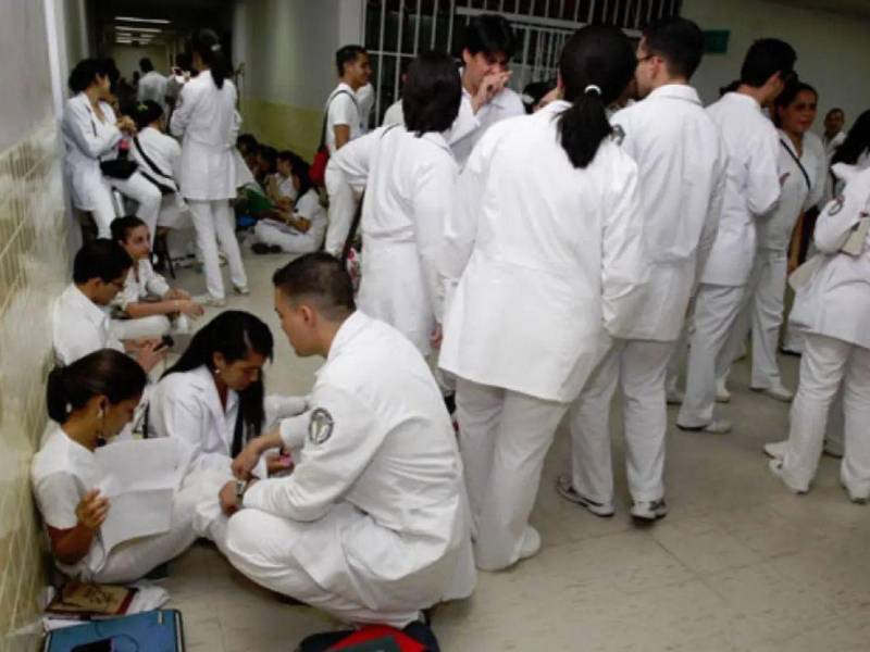 De acuerdo al Colegio Médico de Honduras, en el país hacen falta más de 18,000 médicos para lograr los parámetros de la Organización Mundial de la Salud.