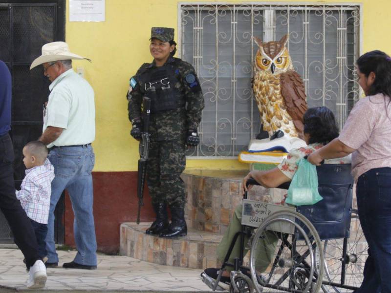 Una joven soldado custodia una Junta Receptora de Votos en una de las colonias del Distrito Central.