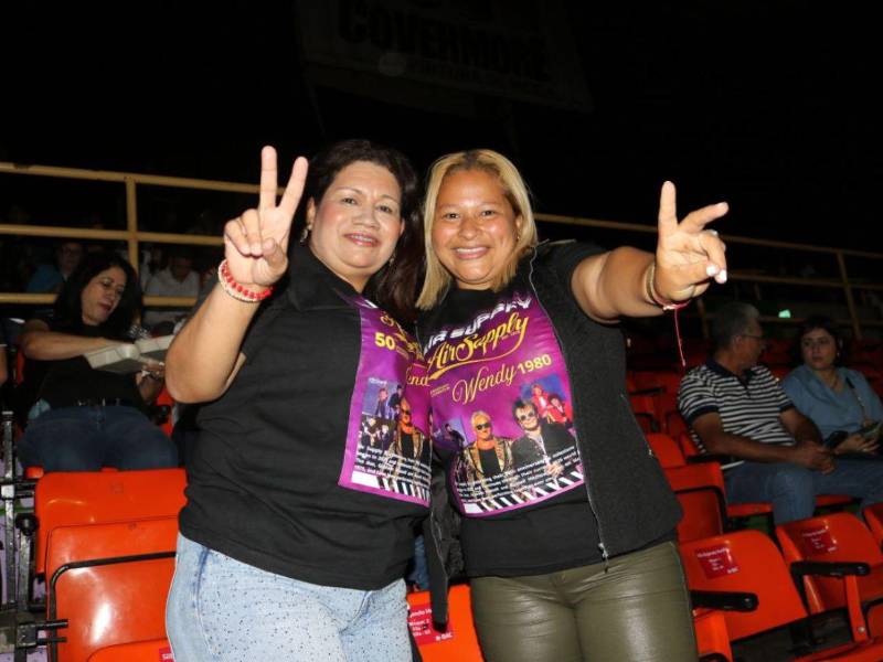 Glenda Fuentes y Wendy Sandoval, momentos antes de que diera inicio el espectáculo.