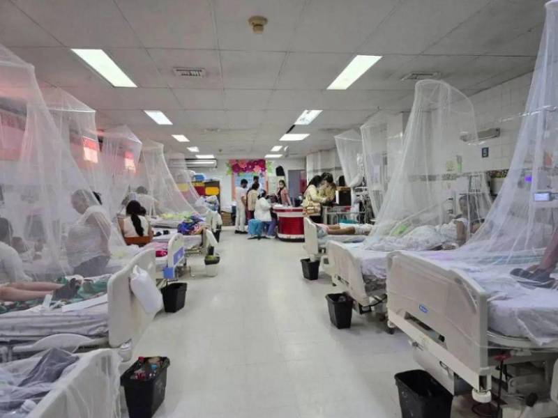 De acuerdo con los registros oficiales, de los 1,241 casos confirmados en la capital, 134 pacientes han requerido ingreso hospitalario debido a complicaciones derivadas de la enfermedad.
