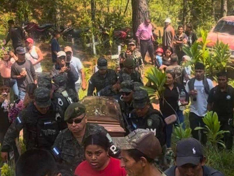 Sus compañeros llevaron el féretro hasta que le dieron cristiana sepultura.