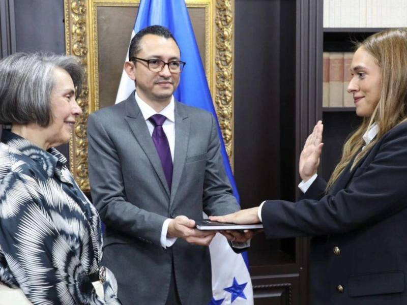 Su designación como embajadora se oficializó en una ceremonia encabezada por la ministra de Relaciones Exteriores de Honduras.