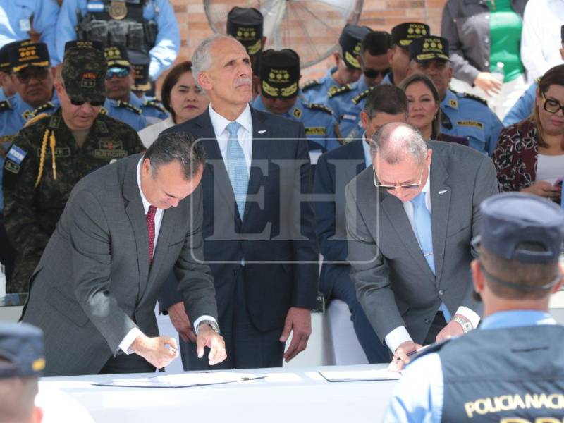 Momento en que el ministro de Seguridad, Gerzon Velásquez, firmó el contrato con el representante de Forensic Technology Inc., Ramón Sierra de la Garza.