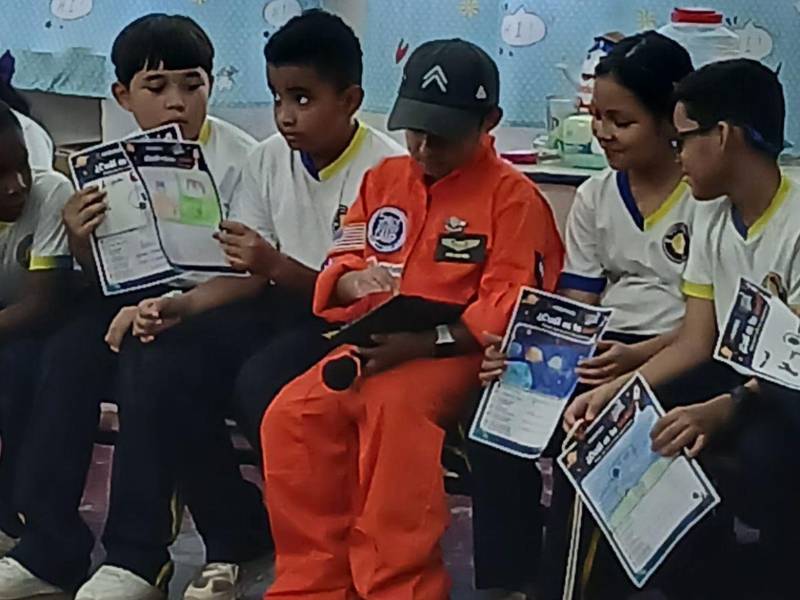 Los estudiantes de la escuela le dieron la bienvenida al niño André Enoc Mejía, quien compartió sus experiencias en la Nasa.