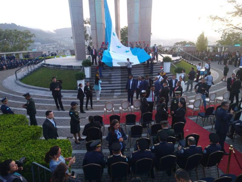 A primera hora de este 1 de septiembre, se izó la Bandera de Honduras, marcando el inicio del mes patrio.