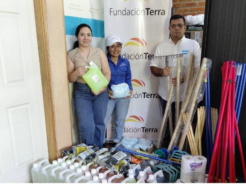 Los profesores de los cinco centros educativos agradecieron a Fundación Terra por esta donación.