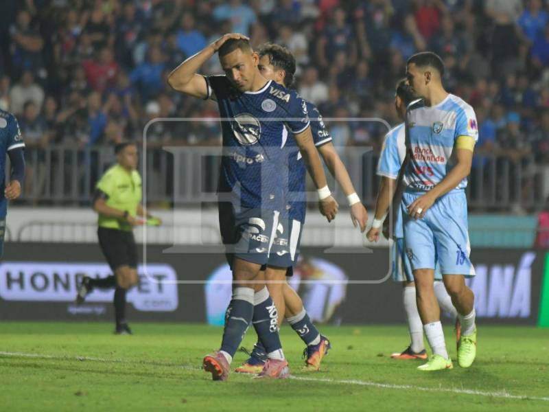 Alejandro Reyes falló un penal antes de concluir el primer tiempo.