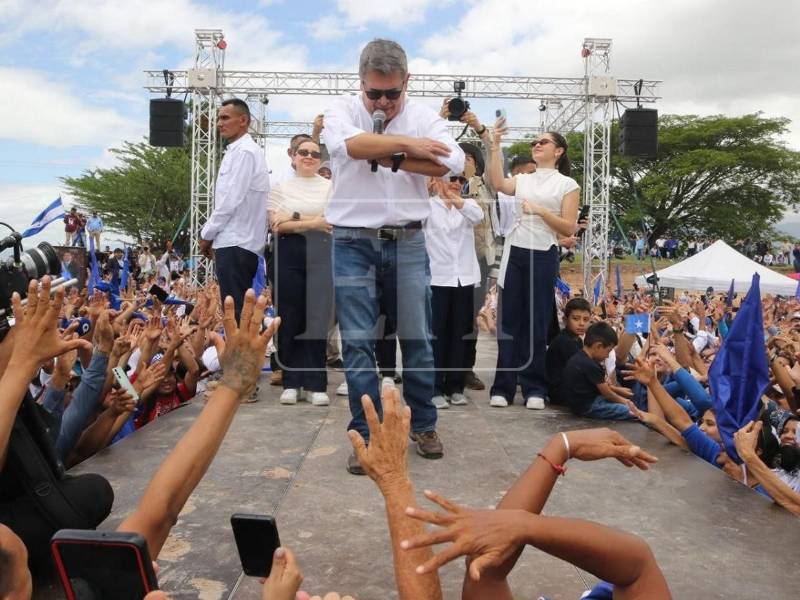 Momento en que JOH pidió a todos levantar los brazos para darles un abrazo simbólico.