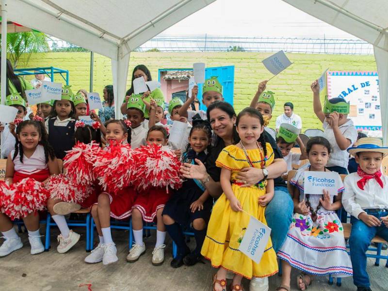 Fundación Ficohsa y Supermercados La Colonia reinauguran el Centro Edu. David Corea en Talanga