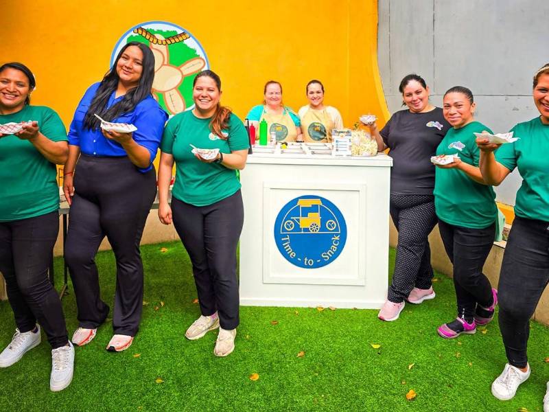 Clientes disfrutan de la barra de snacks sin preocuparse por servir, una de las ventajas del emprendimiento.​​​​​​