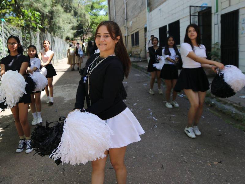 Las pomponeras del Intae pulen sus coreografías de cara al gran día de las fiestas cívicas.