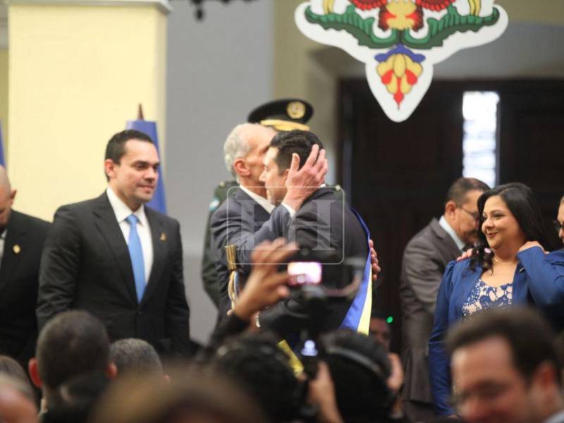 Esta recopilación de imágenes muestra algunos momentos que se vieron de la juramentación de Juan Diego Zelaya y los nuevos regidores de la capital.