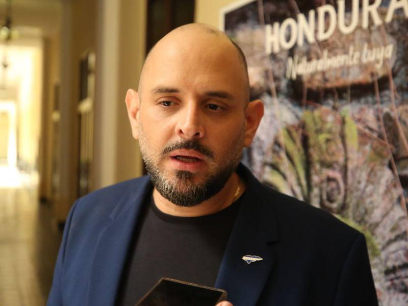 El ministro de Turismo lanzó una campaña para incentivar viajes en familia durante Semana Santa, periodo que cada año moviliza a cerca de dos millones de personas en el país.